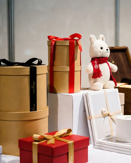 Фирменные сувениры в аккуратной упаковке, подготовленные для гостей